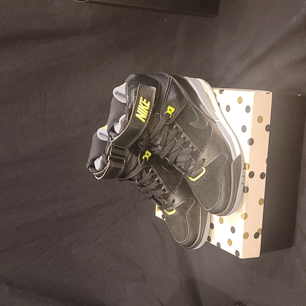 Nike,7.5 woman's,Black wedged sneaker.